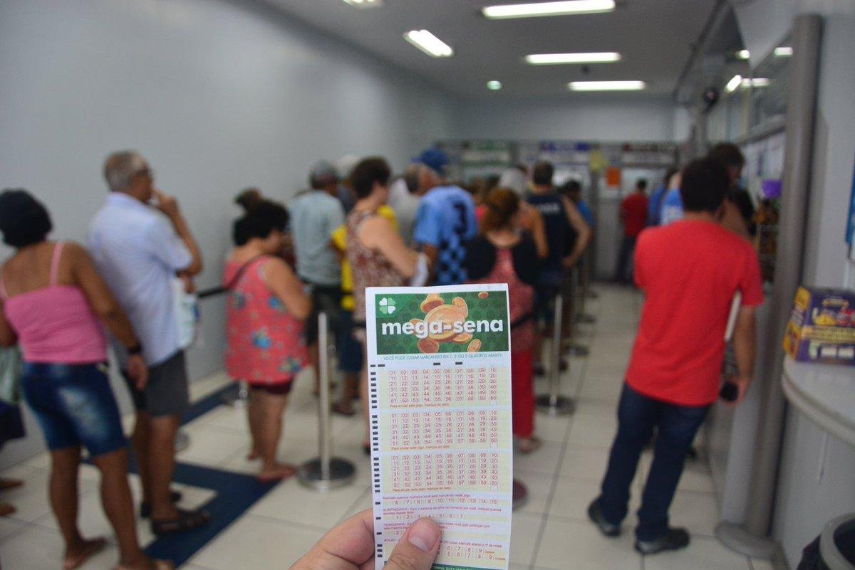 Premia&ccedil;&atilde;o elevada gerou grandes filas nas lot&eacute;ricas