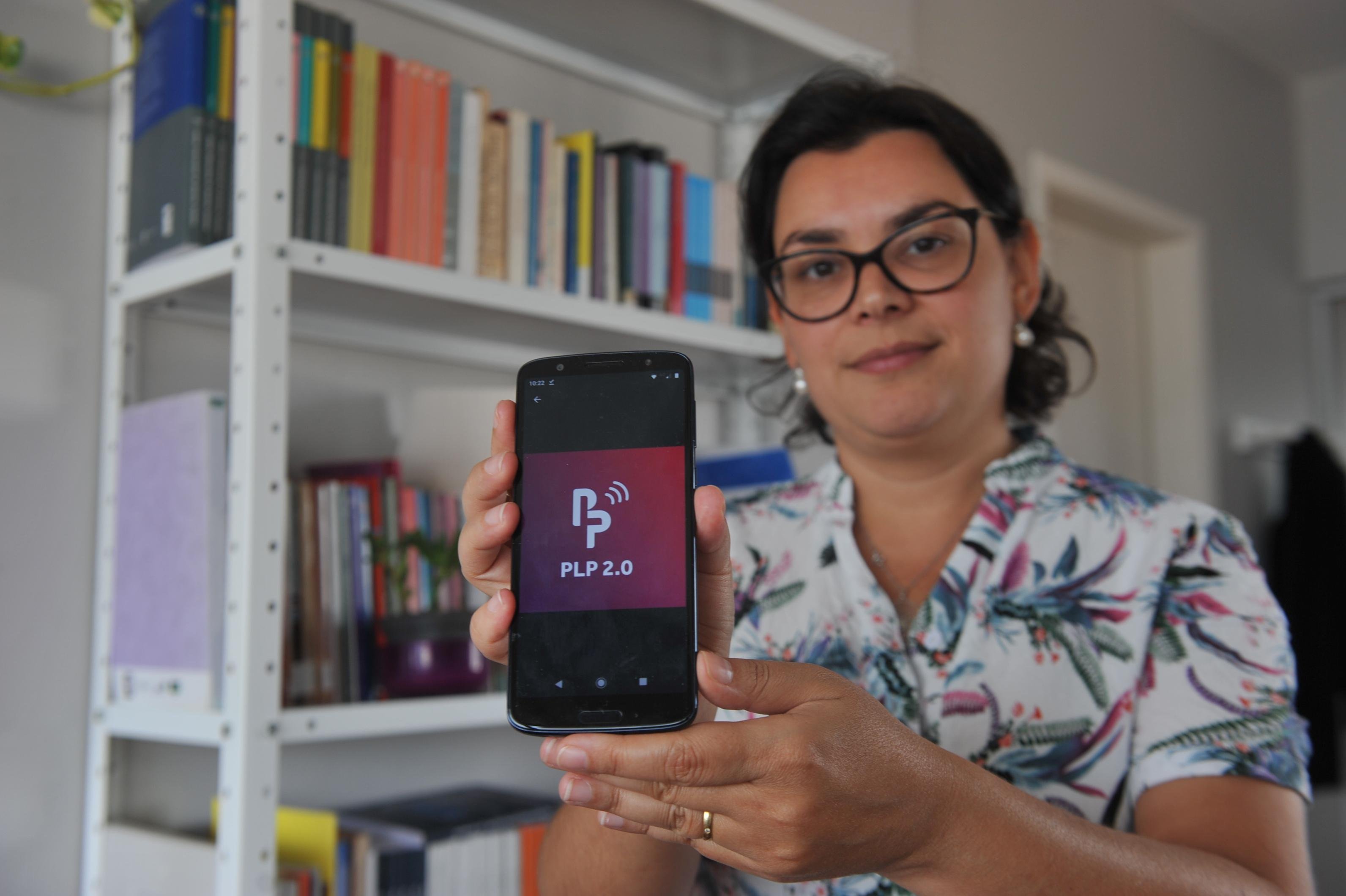 Renata Teixeira Jardim , da Themis, mostra o aplicativo que auxilia as mulheres em situa&ccedil;&otilde;es de viol&ecirc;ncia