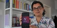 Renata Teixeira Jardim , da Themis, mostra o aplicativo que auxilia as mulheres em situações de violência