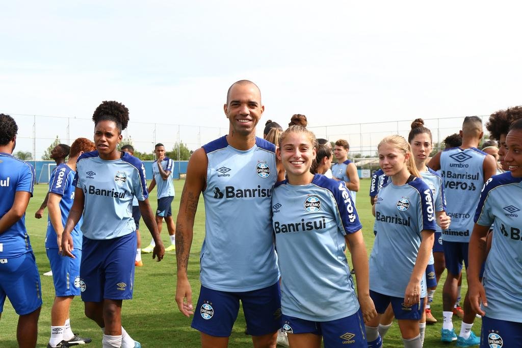 Jogadores do grupo profissional do Gr&ecirc;mio prestaram homenagem ao time feminino