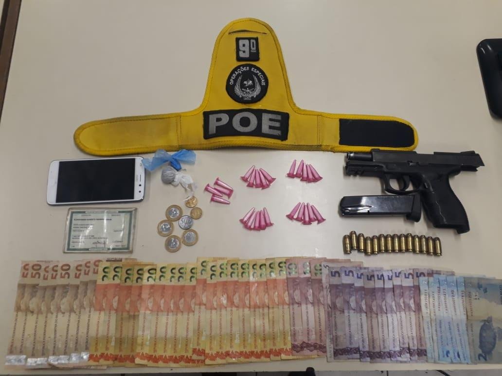 Com um dos capturados, os militares localizaram uma pistola calibre .40 de patrim&ocirc;nio da Brigada Militar (BM) do Estado e tamb&eacute;m 24 pinos de coca&iacute;na
