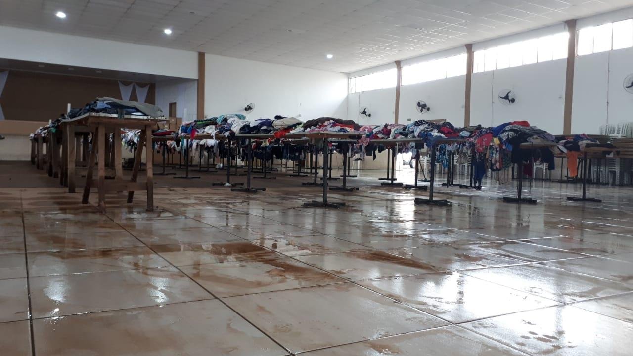 Mais de 3.000 pe&ccedil;as que seriam vendidas a baixo custo em um brech&oacute; solid&aacute;rio da manh&atilde; deste s&aacute;bado foram danificadas pela enxurrada