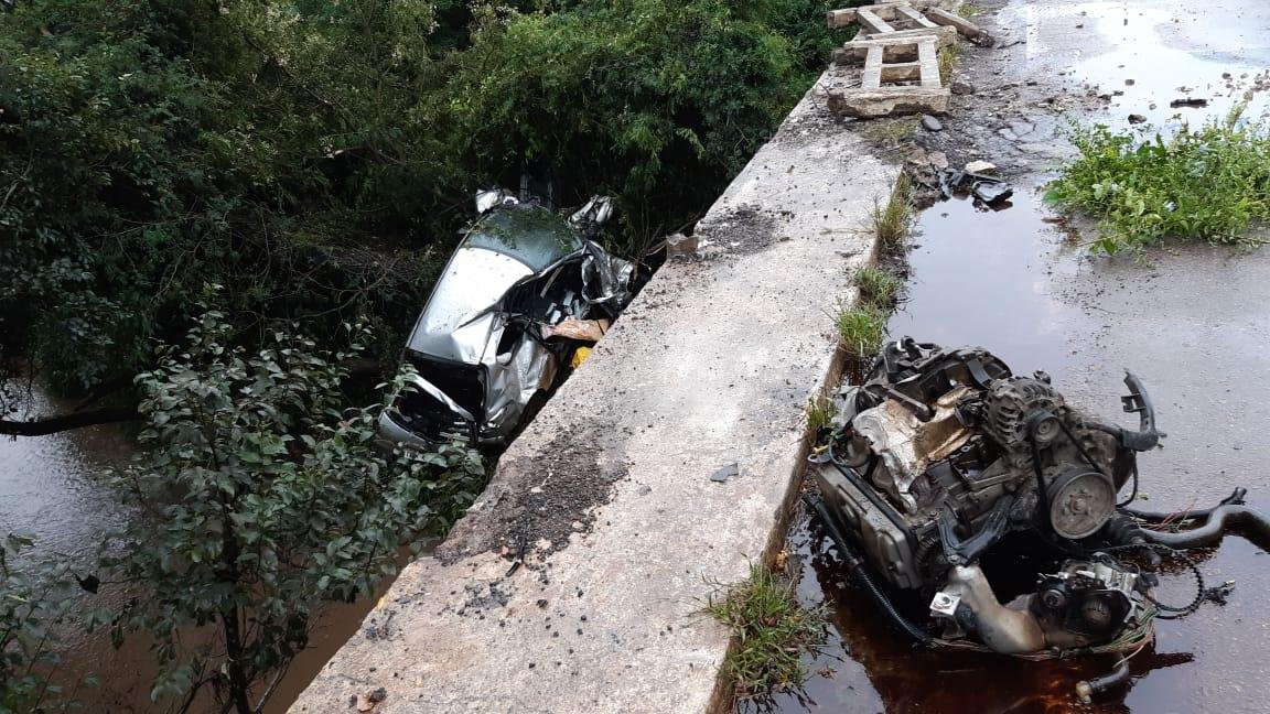 Carro derrubou a mureta da ponte