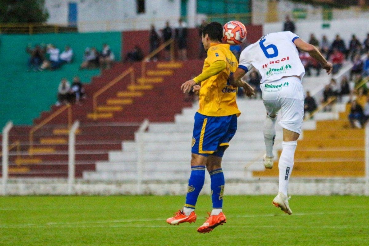 Jogo teve muita marca&ccedil;&atilde;o e poucas chances de gol