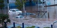 Carros ficaram ilhados após temporal em São Paulo