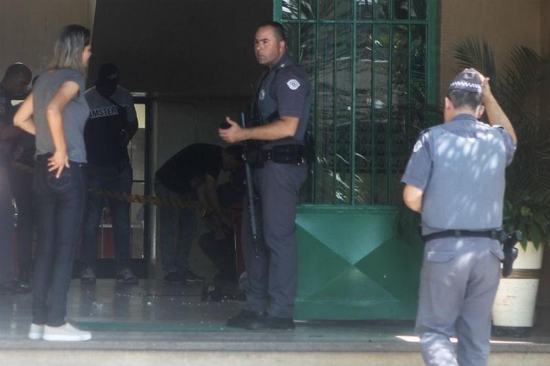 Entrada da escola em Suzano foi isolada pela Pol&iacute;cia Civil ap&oacute;s tiroteio
