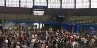 Centenas de pessoas compareceram ao velório coletivo que ocorre na Arena Suzano