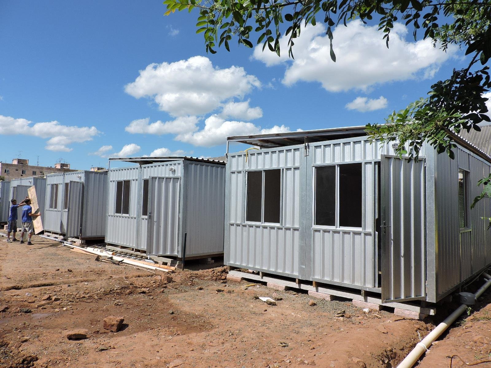 Cada conjunto &eacute; formado por dois cont&ecirc;ineres modulares galvanizados