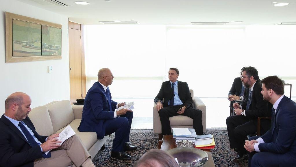 Presidente da Rep&uacute;blica, Jair Bolsonaro durante audi&ecirc;ncia com Embaixador de Israel no Brasil, Yossi Shelley.