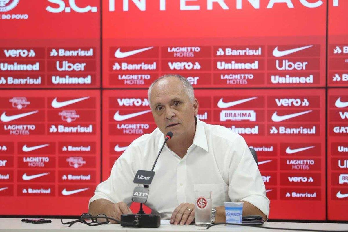 Medeiros anunciou decis&atilde;o de escalar reservas no Gre-Nal
