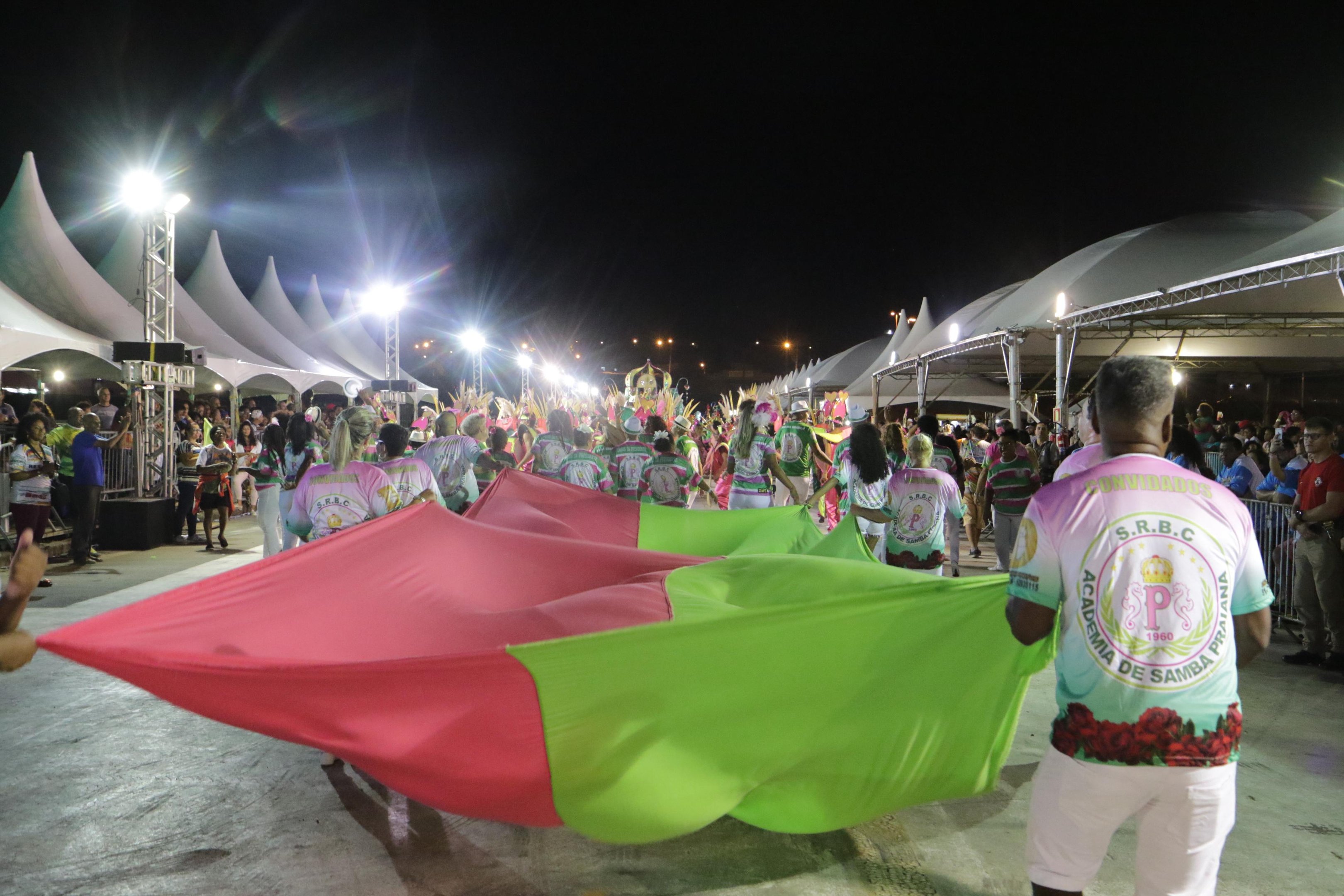 Desfiles retornaram &agrave; Capital nesta sexta e a Praiana foi a primeira a desfilar pelo carnaval competitivo