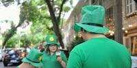 Cor verde predomina nas bebidas e vestimentas dos participantes da celebração