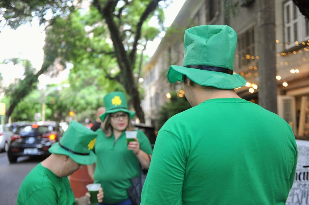 Cor verde predomina nas bebidas e vestimentas dos participantes da celebra&ccedil;&atilde;o