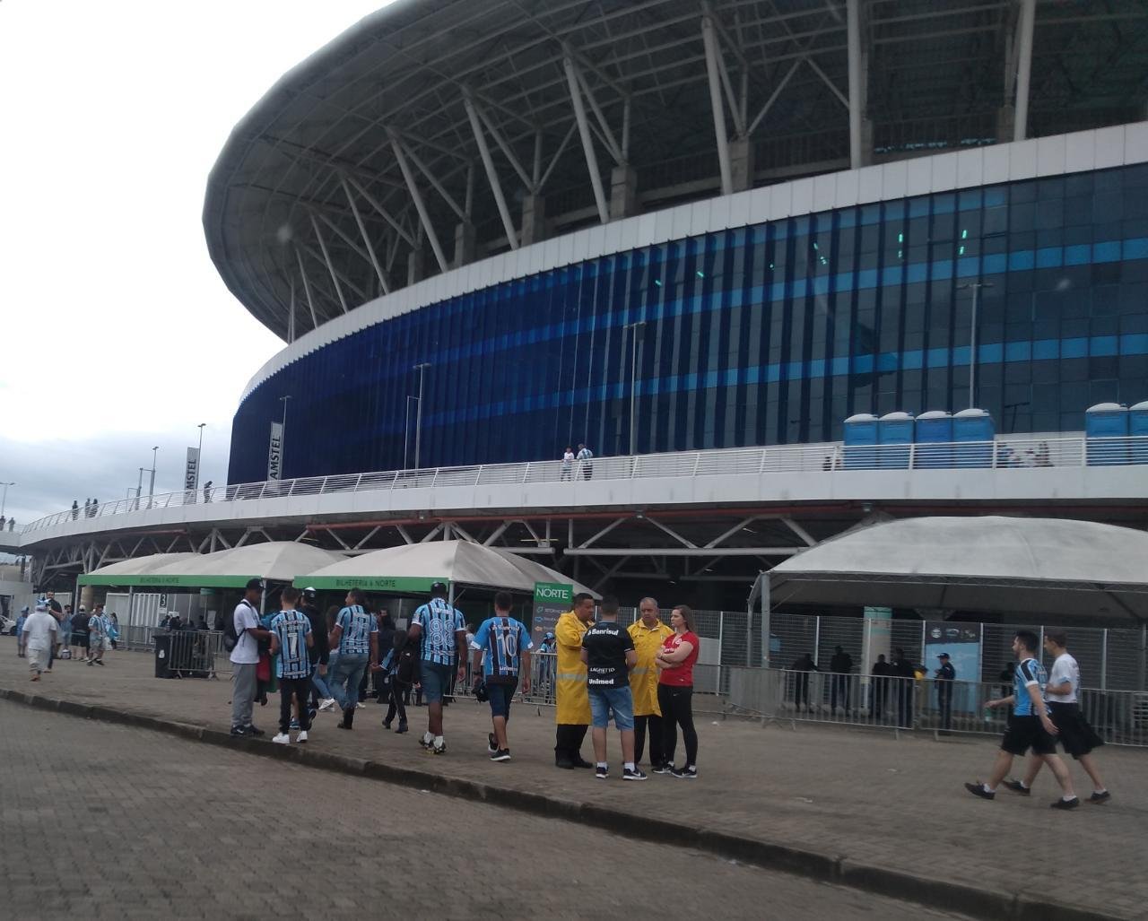 P&uacute;blico chega na Arena para o Gre-Nal
