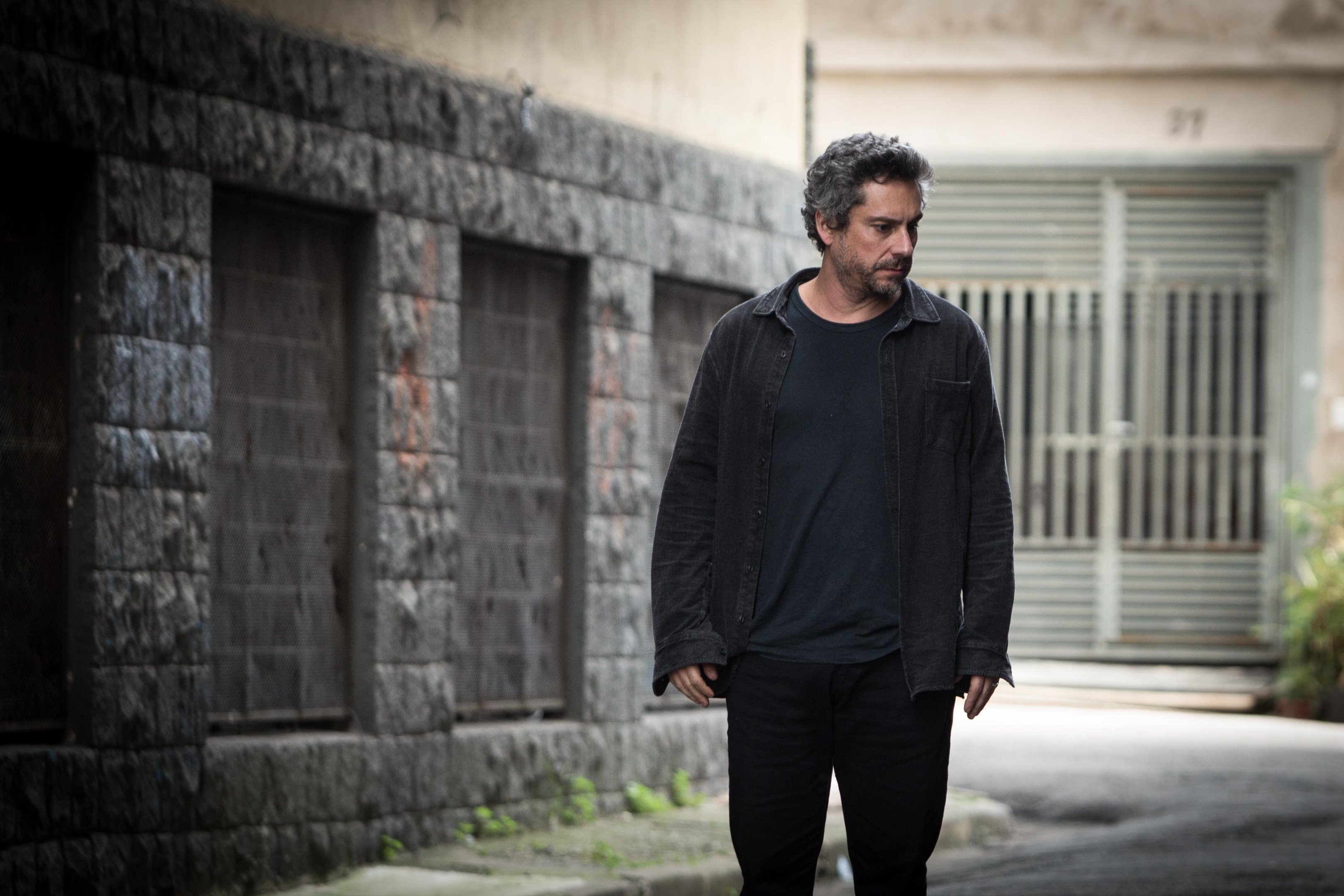 O filme &eacute; focado no personagem Sim&atilde;o, fot&oacute;grafo vivido por Alexandre Nero