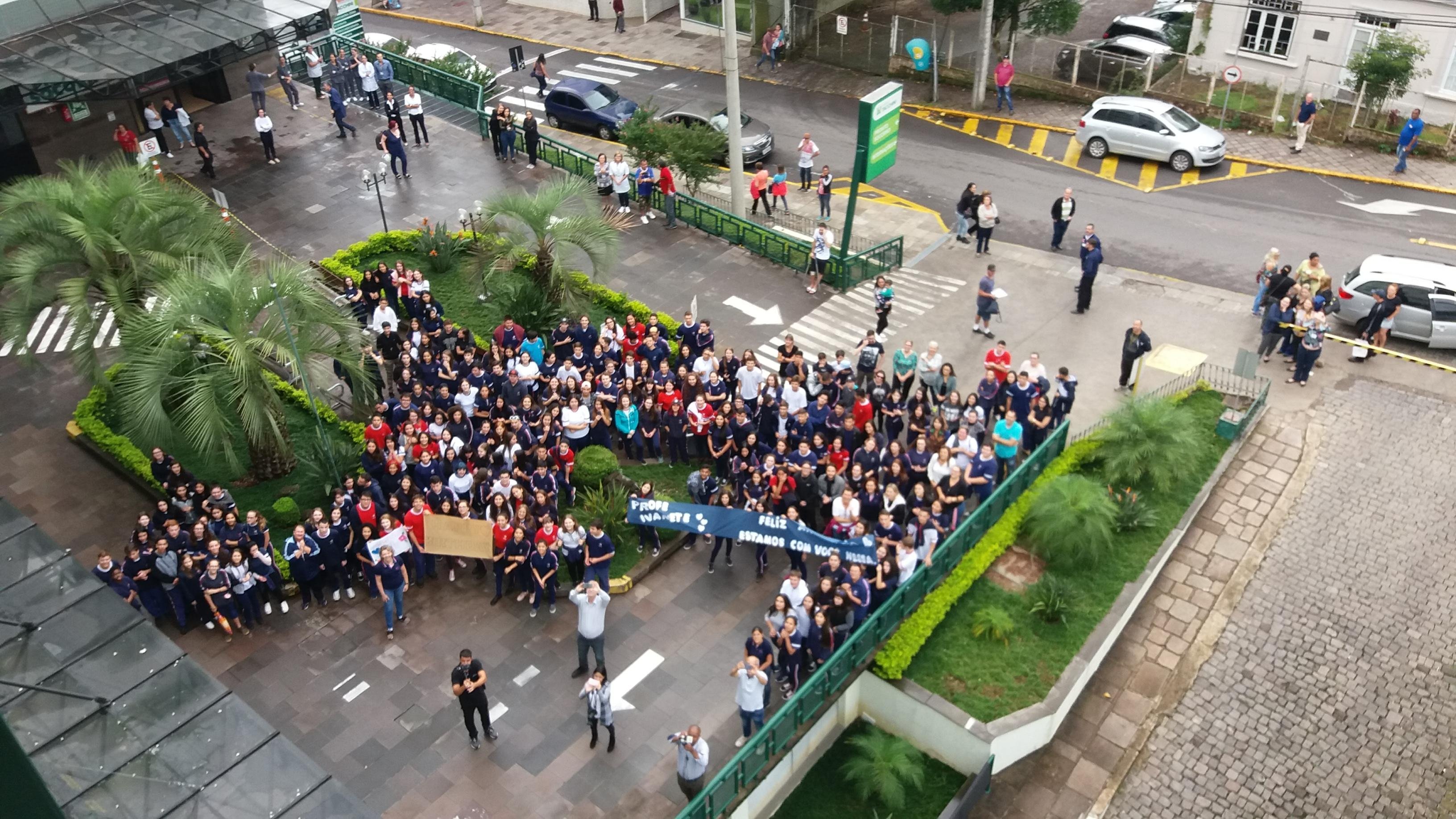 Grupo se reuniu em frente ao hospital