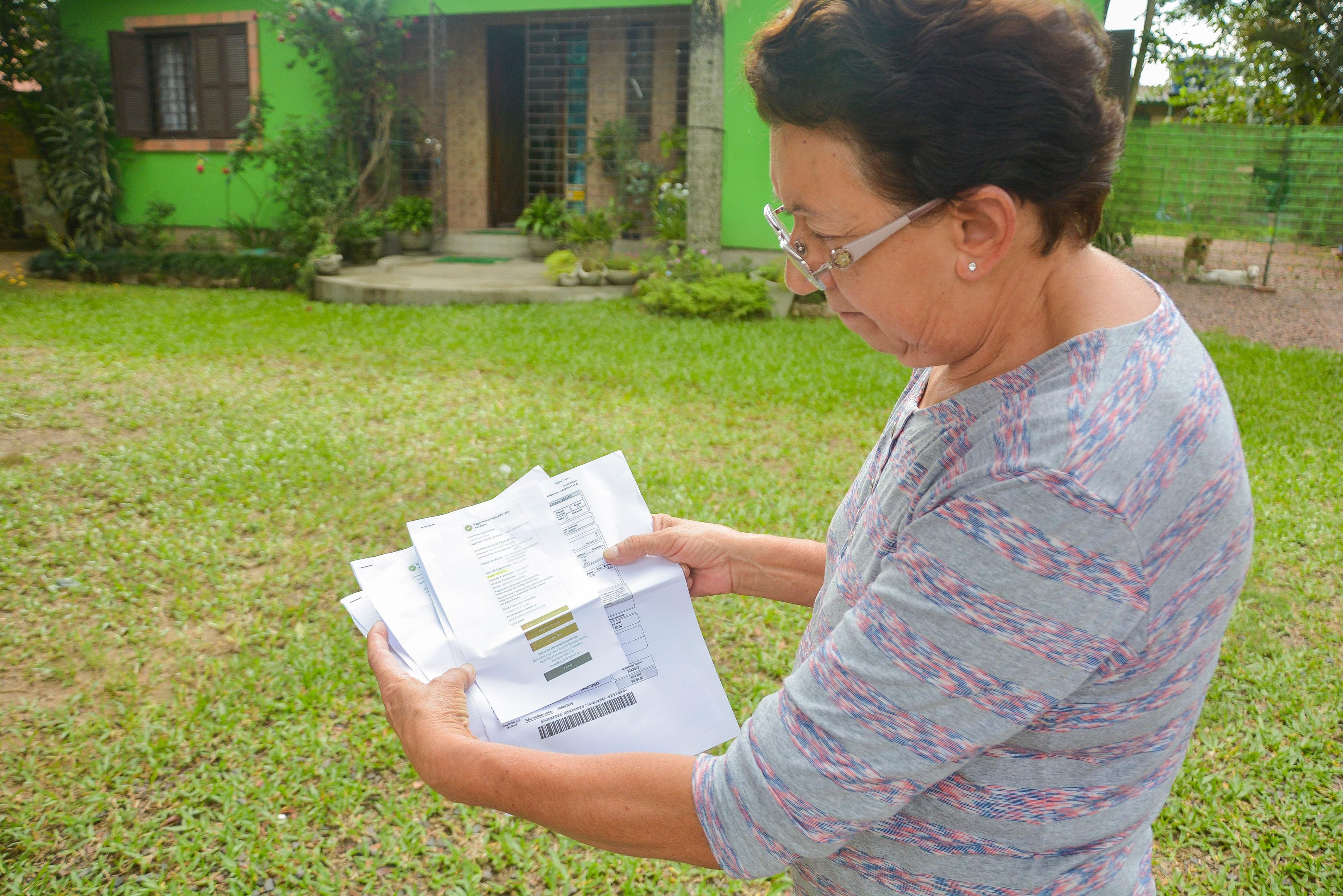 Moradora exibe documenta&ccedil;&atilde;o e questiona falta de cobran&ccedil;a