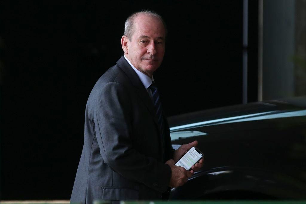 Ministro da Defesa convocou comandantes das For&ccedil;as Armadas para reuni&atilde;o para aliviar tens&otilde;es
