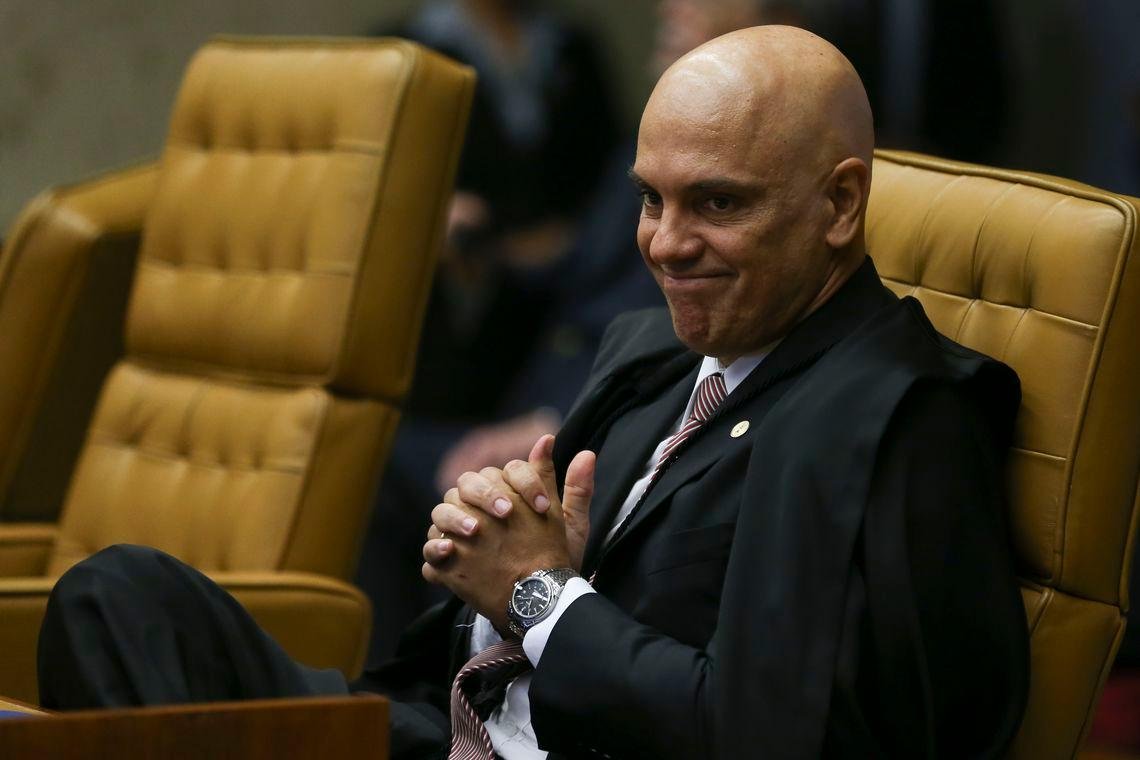 Uma das frentes de investiga&ccedil;&atilde;o indicadas por Moraes ir&aacute; se debru&ccedil;ar sobre as fontes de financiamento a redes de bots (rob&ocirc;s virtuais) criadas no Twitter e no WhatsApp para disseminar mensagens de ataque ao STF e a seus ministros