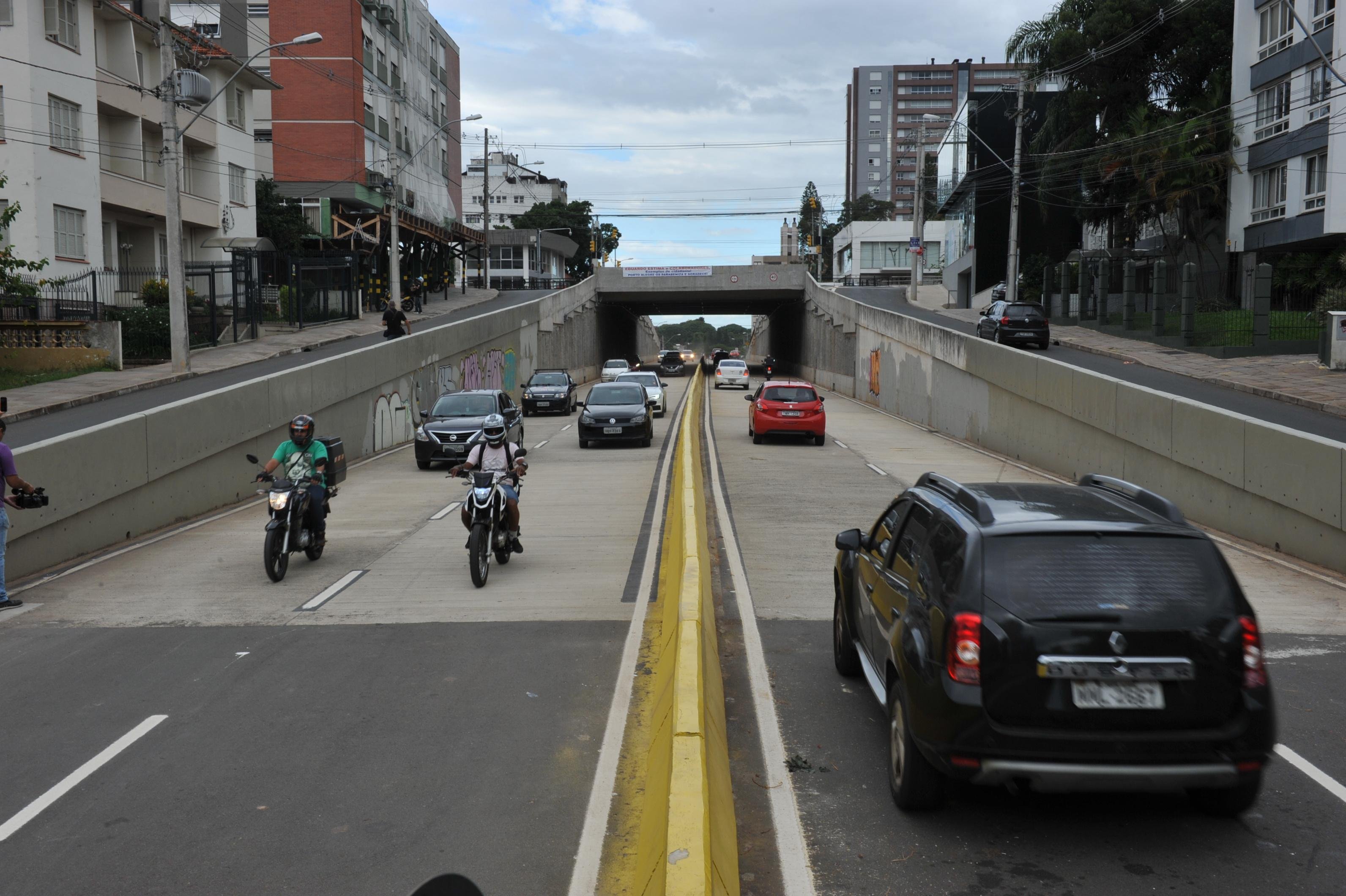 Liberado tr&acirc;nsito na trincheira da avenida Crist&oacute;v&atilde;o Colombo