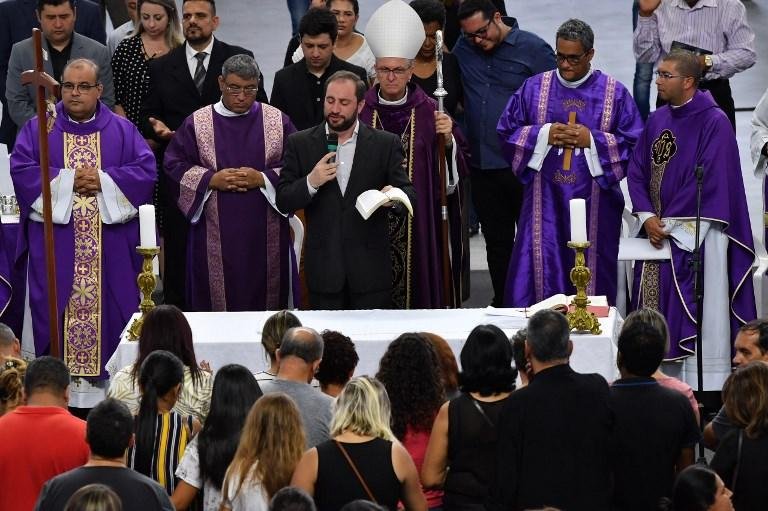 Dez mortos, entre funcion&aacute;rios, estudantes e os atiradores, foram velados coletivamente na semana passada