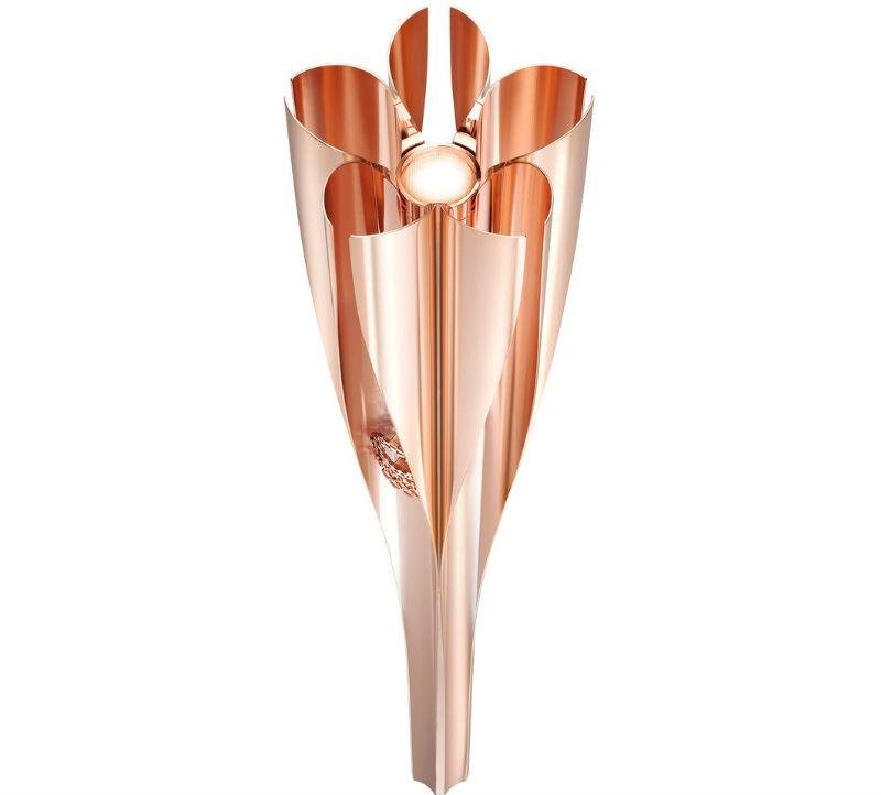 Tocha foi inspirada na flor de cerejeira e foi concebida pelo designer Tokujin Yoshioka