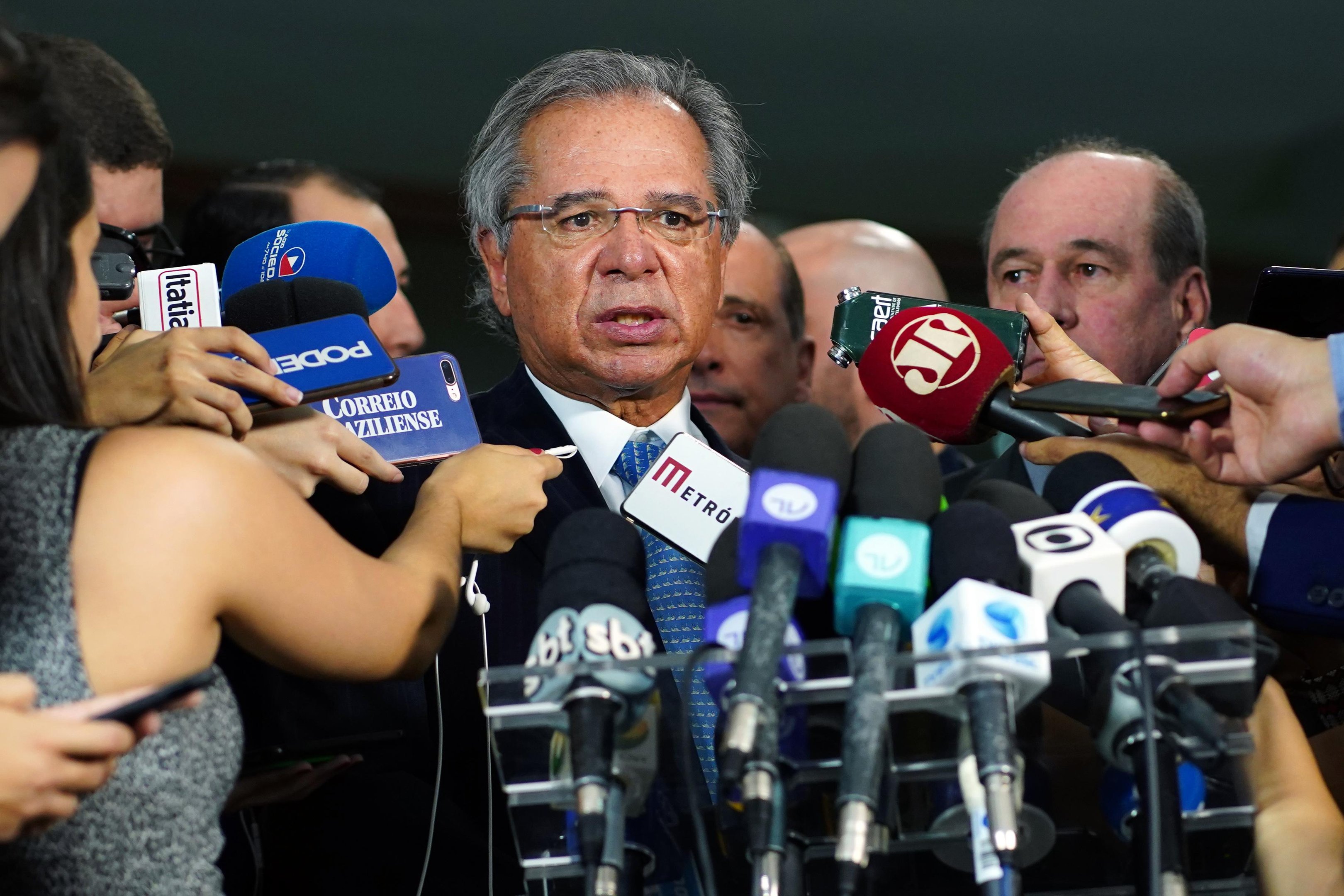 Guedes justificou a necessidade de restrutura&ccedil;&atilde;o da carreira militar ao comparar com a carreira dos servidores p&uacute;blicos civis