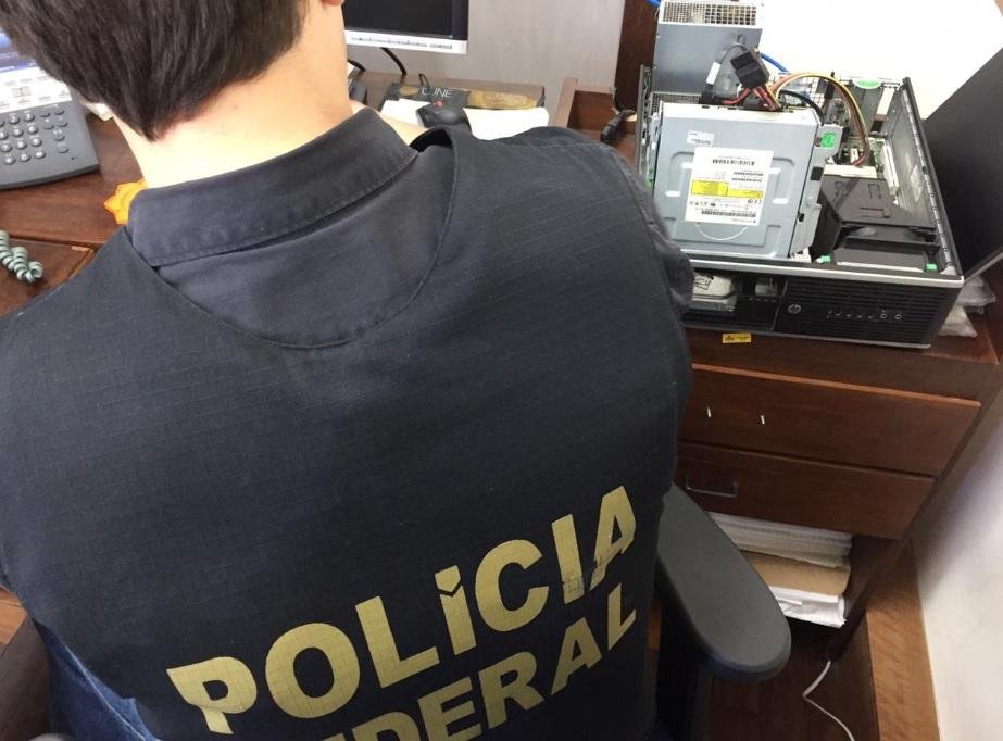 Pol&iacute;cia Federal cumpre mandados em tr&ecirc;s cidades para investigar desvios de recursos p&uacute;blicos