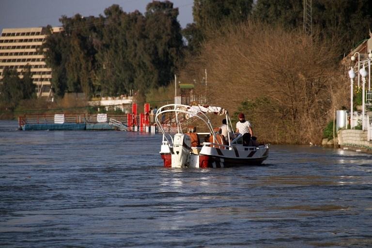 Opera&ccedil;&otilde;es de busca continuam pelas margens do rio