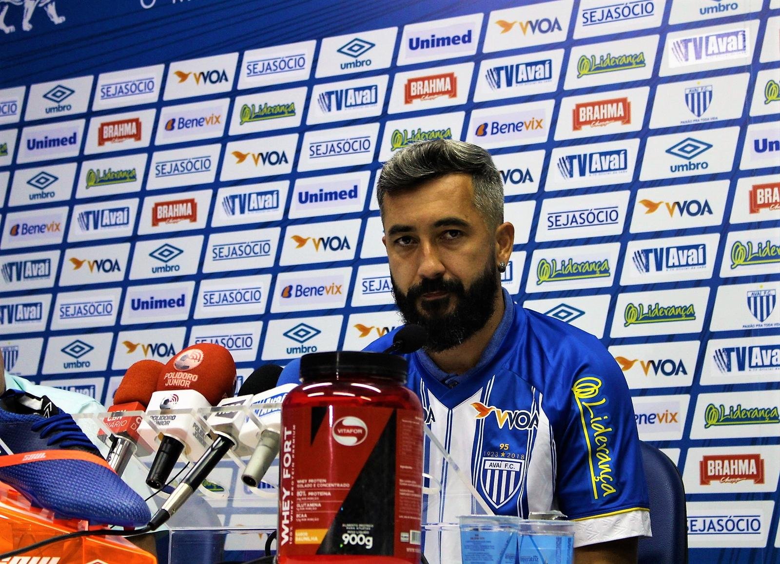 Douglas sofreu les&atilde;o em estreia pelo Ava&iacute;