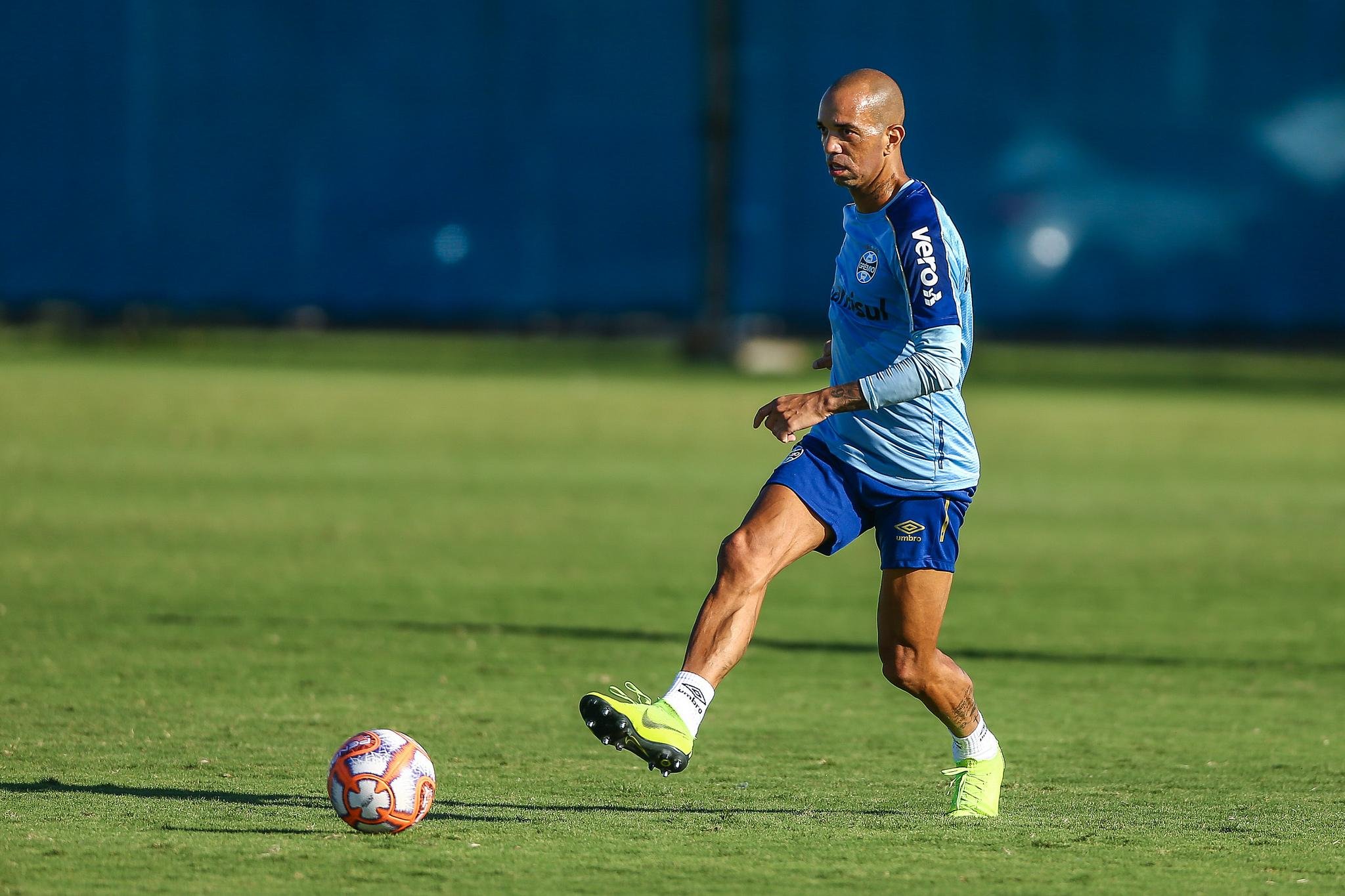 Diego Tardelli treinou como titular nesta quinta-feira