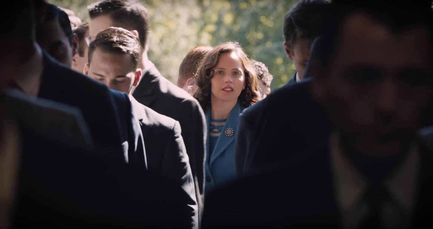 O filme conta a &middot;hist&oacute;ria da vida de Ruth Bader Ginsburg, famosa ju&iacute;za da Suprema Corte dos Estados Unidos.