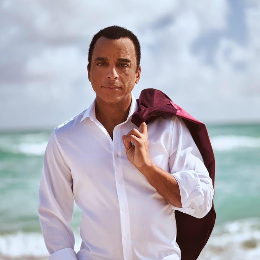 Jon Secada se apresenta hoje em Porto Alegre