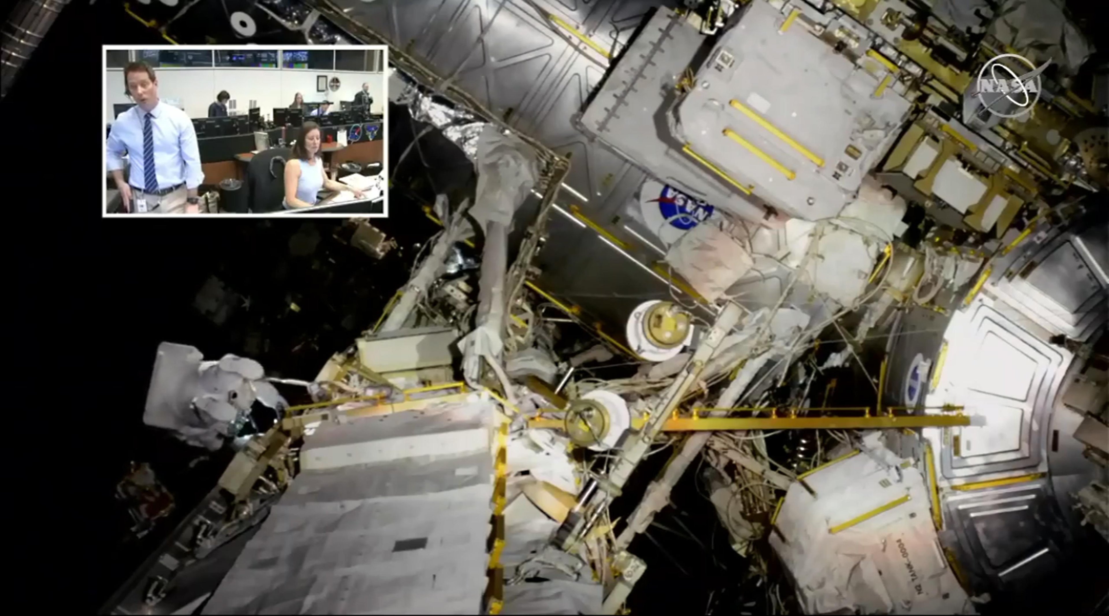 Dois astronautas da NASA iniciaram uma excurs&atilde;o no espa&ccedil;o de seis horas e meia