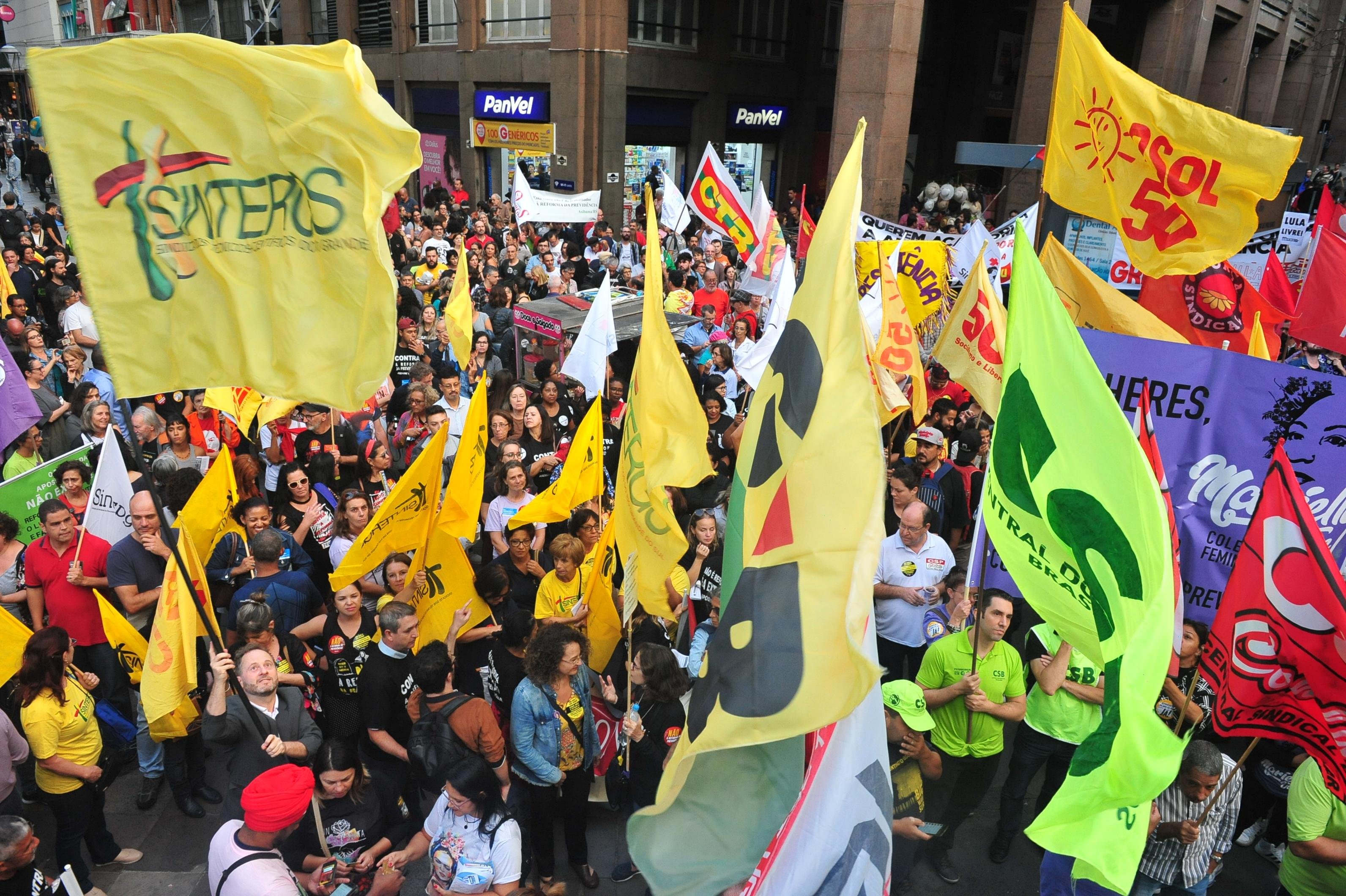 Multid&atilde;o percorreu as ruas centrais da Capital em manifesta&ccedil;&atilde;o