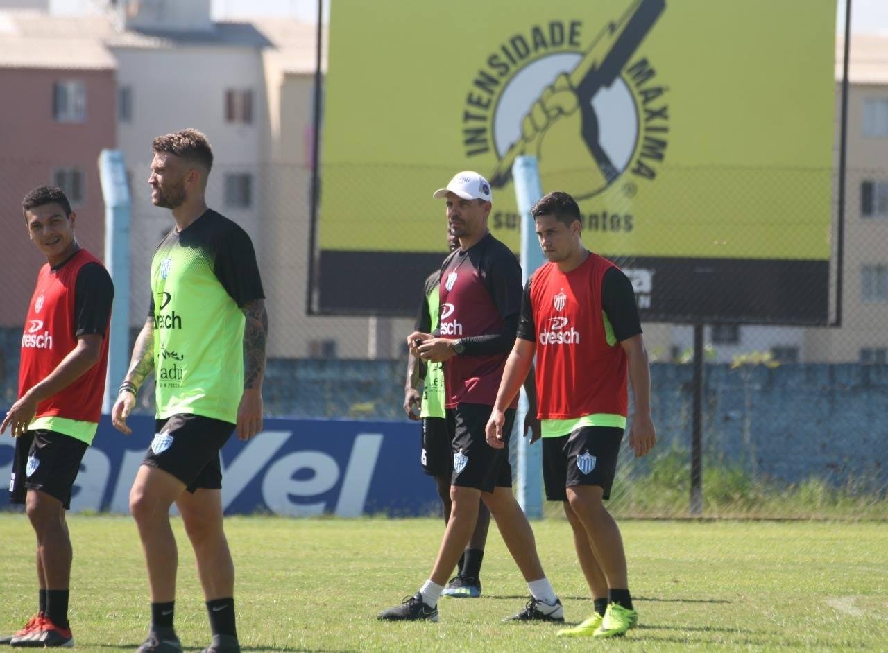T&eacute;cnico do Novo Hamburgo, Bol&iacute;var disse que fica satisfeito se n&atilde;o levar gols em casa
