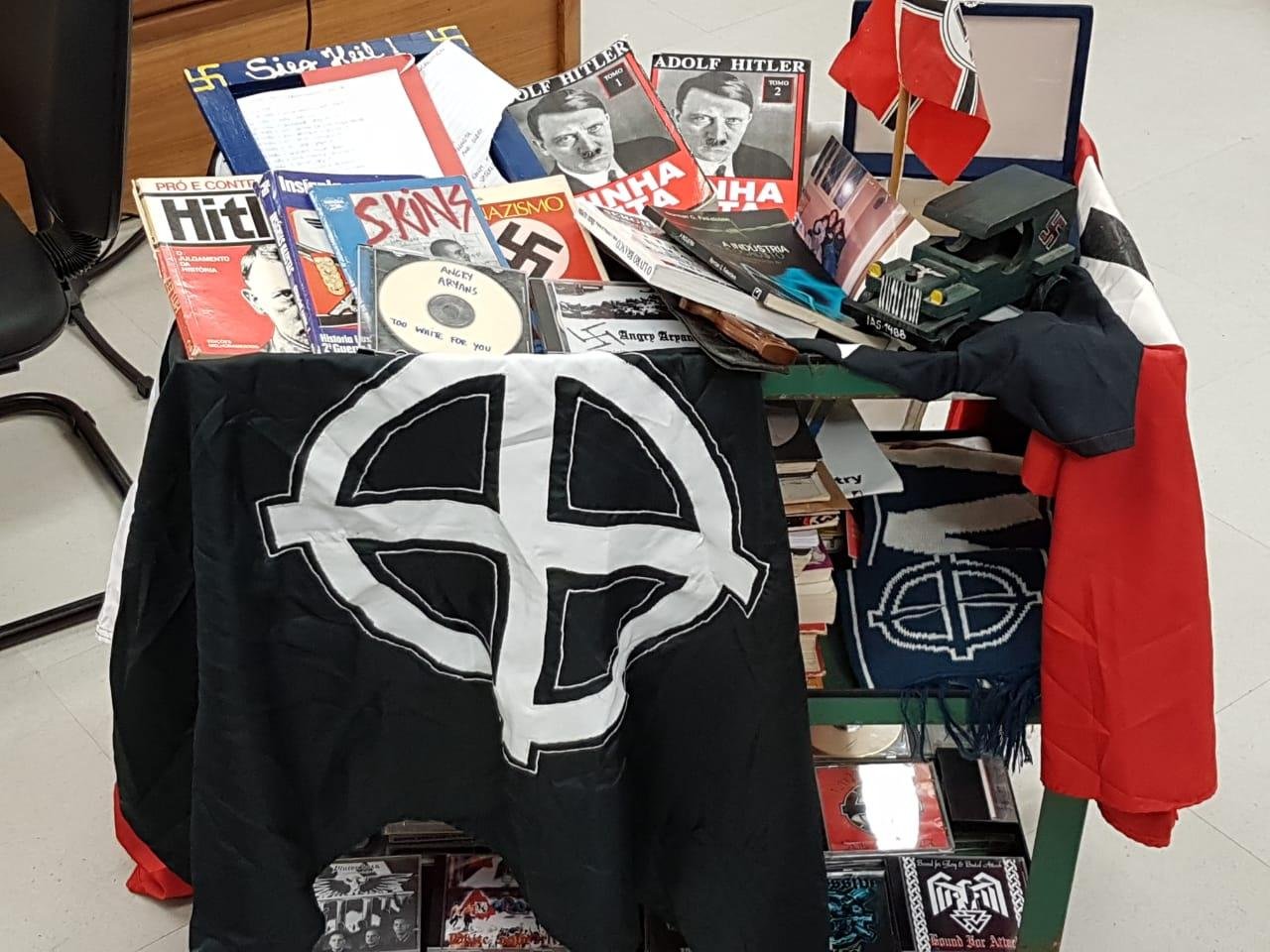 Material de cunho nazista foi exposto pela Promotoria durante o julgamento