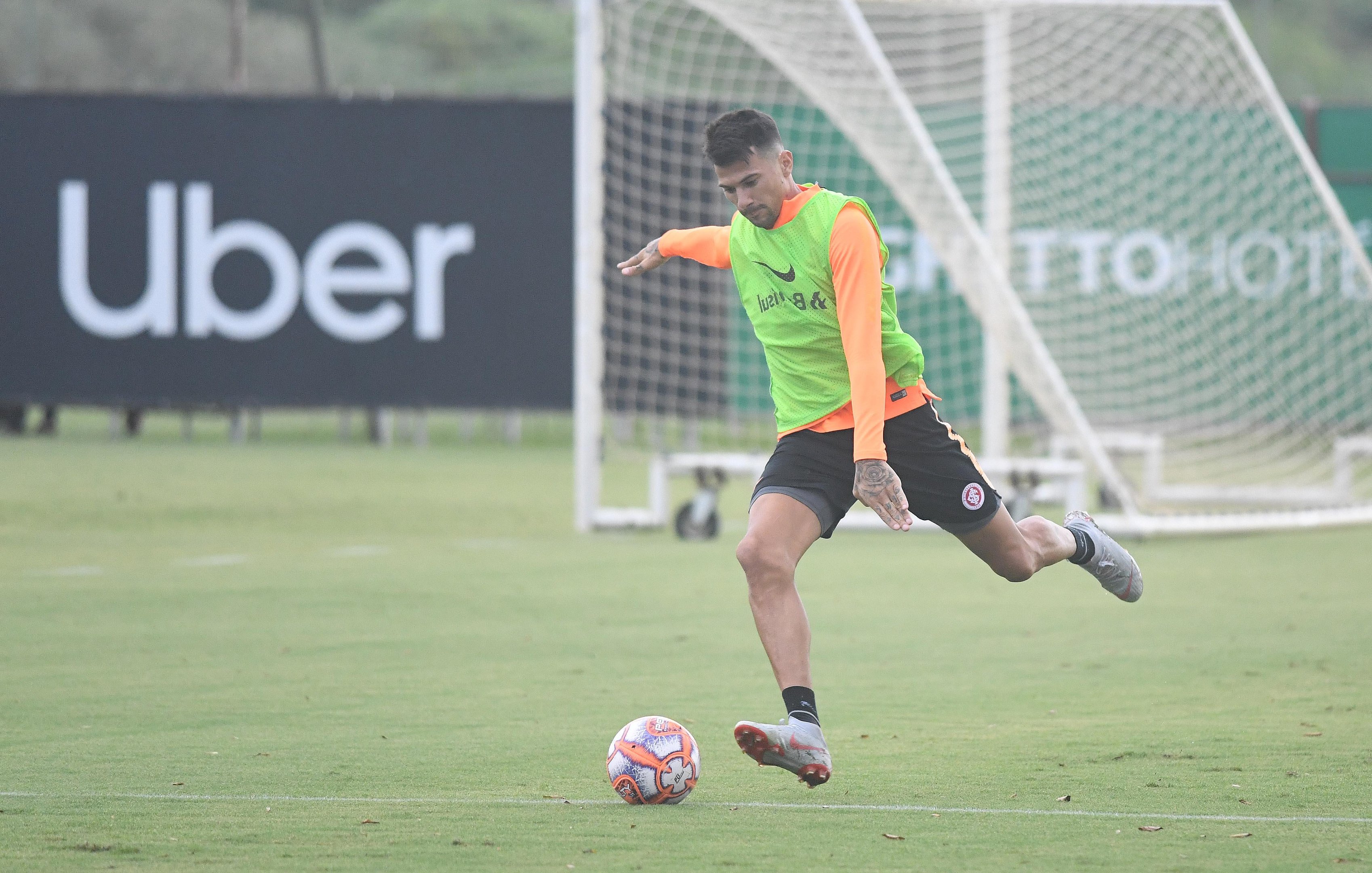 Cuesta pode ser um dos &uacute;nicos titulares do Inter neste s&aacute;bado