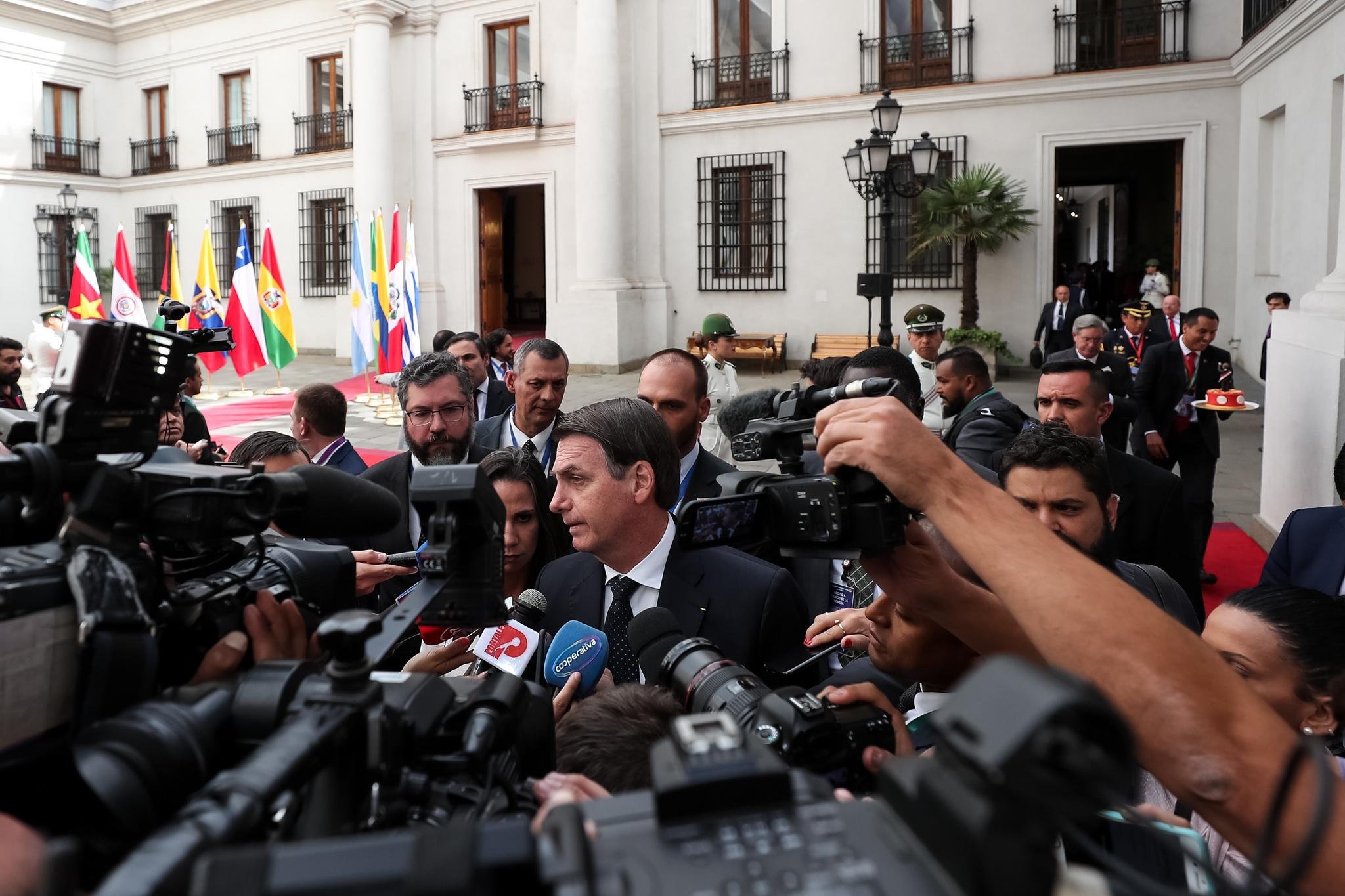 Jair Bolsonaro afirmou que no Brasil ainda h&aacute; rea&ccedil;&otilde;es da pol&iacute;tica tradicional, mas disse acreditar que a maioria dos pol&iacute;ticos j&aacute; n&atilde;o esteja caminhando para a "velha pol&iacute;tica"