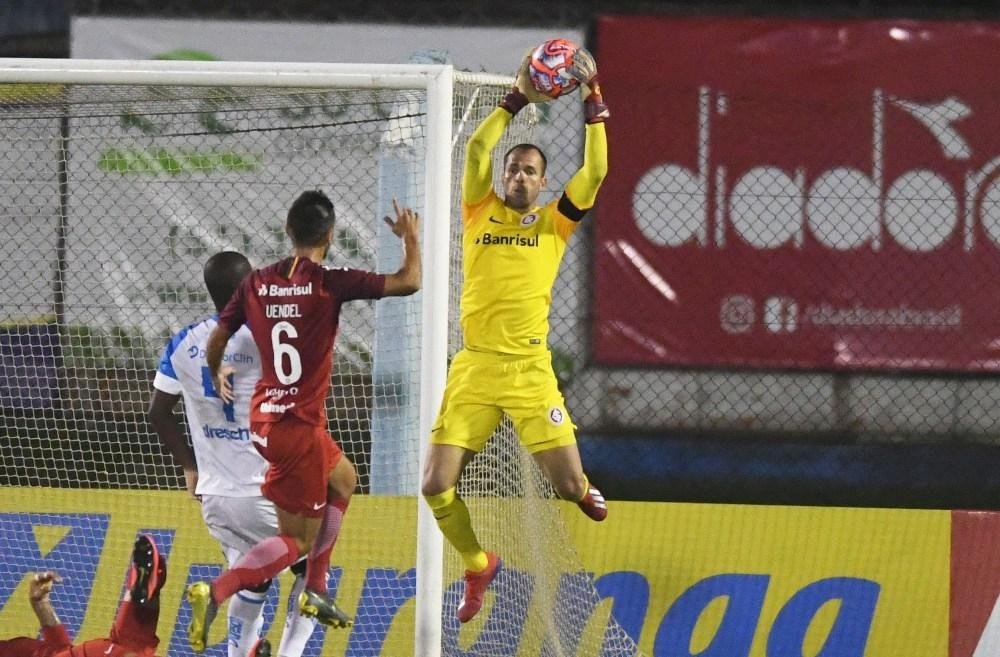 Goleiro colorado destacou a atua&ccedil;&atilde;o do t&eacute;cnico Odair no vesti&aacute;rio no intervalo