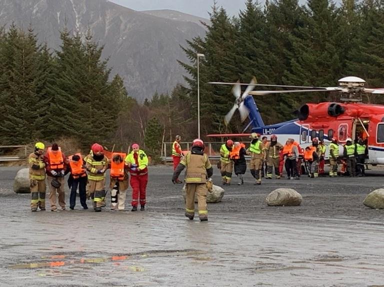 Resgate de passageiros &eacute; feito com a ajuda de quatro helic&oacute;pteros