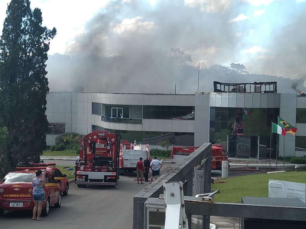 O inc&ecirc;ndio come&ccedil;ou por volta das 14h