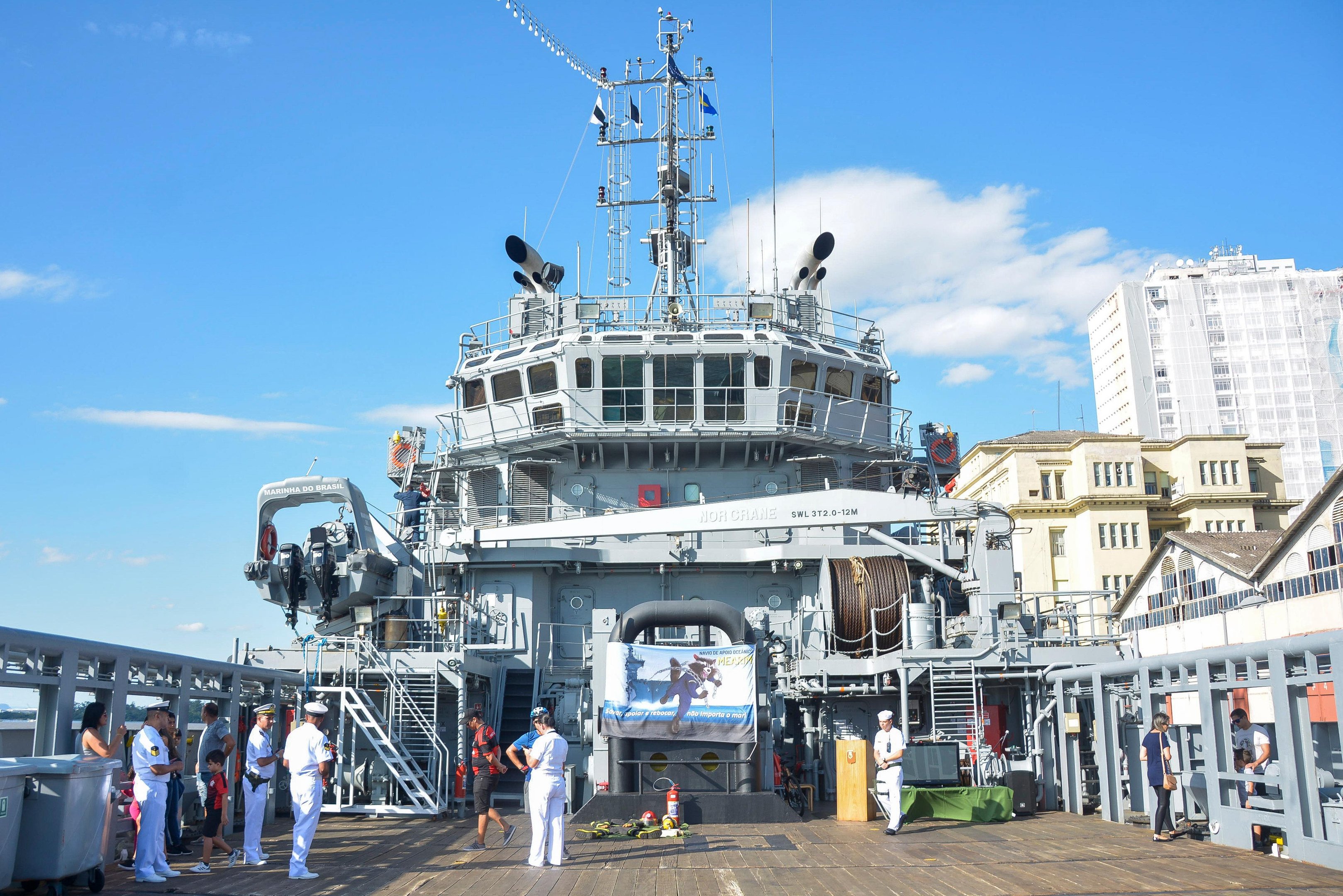 Navio de apoio oce&acirc;nico Mearim, da Marinha do Brasil, est&aacute; no Cais Mau&aacute;, em Porto Alegre