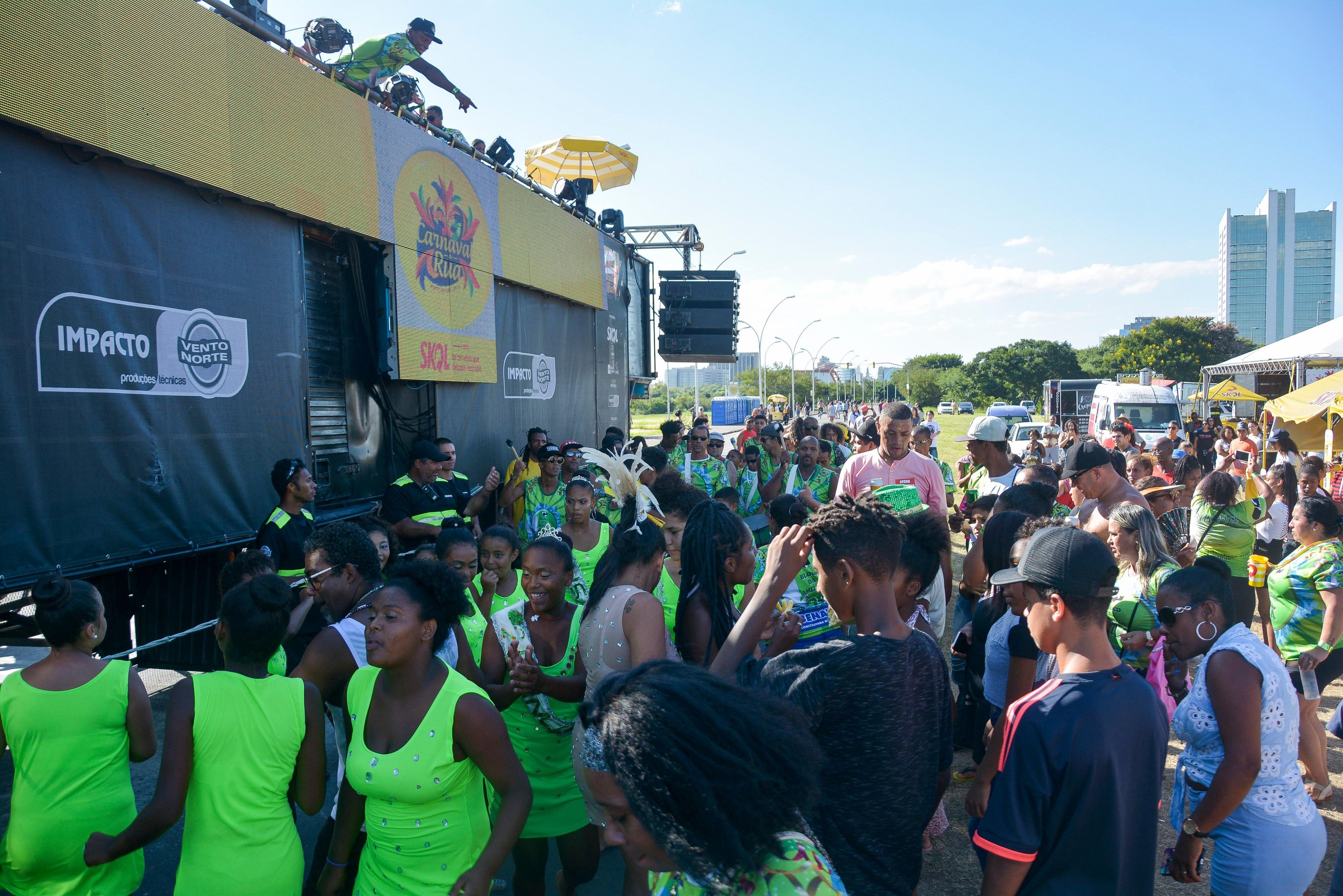 Domingo foi de mais carnaval no circuito da Orla do Gua&iacute;ba, em Porto Alegre