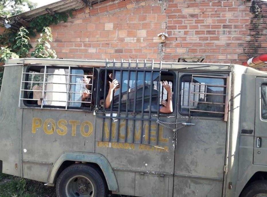 Alguns presos ficaram em uma unidade m&oacute;vel antiga da Brigada Militar