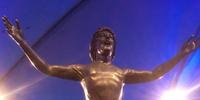Renato agora tem uma estátua na Arena