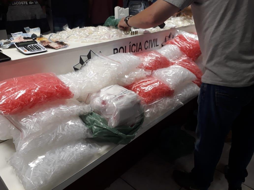 Foram apreendidas por&ccedil;&otilde;es de coca&iacute;na, pedras de crack e maconha
