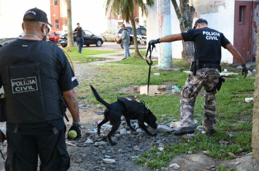 Foram cumpridos 15 mandados de busca, 12 em um condom&iacute;nio da Restinga, onde havia suspeita de traficantes estarem expulsando moradores