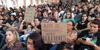Professores e servidores de escolas acompanharam a discussão sobre as emendas propostas pelo Legislativo