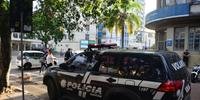 Polícia Civil marcou presença em frente ao Colégio Rosário, em Porto Alegre
